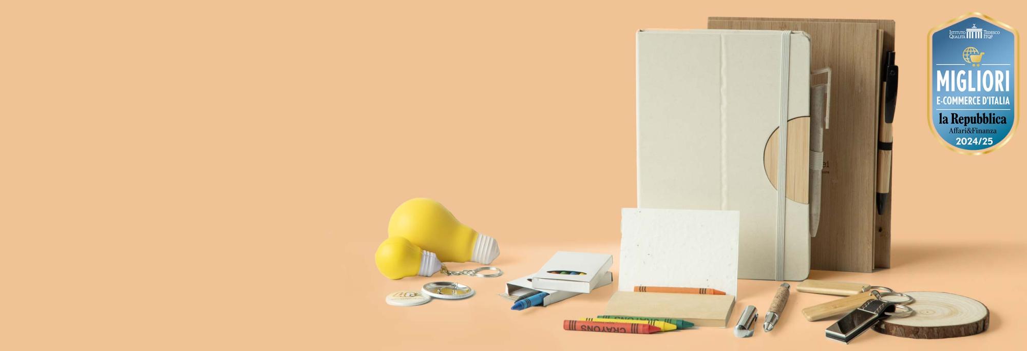 Set di gadget aziendali personalizzabili: portapenne, note adesive, tazze, quaderni e zaino, ideali per ufficio e regali promozionali