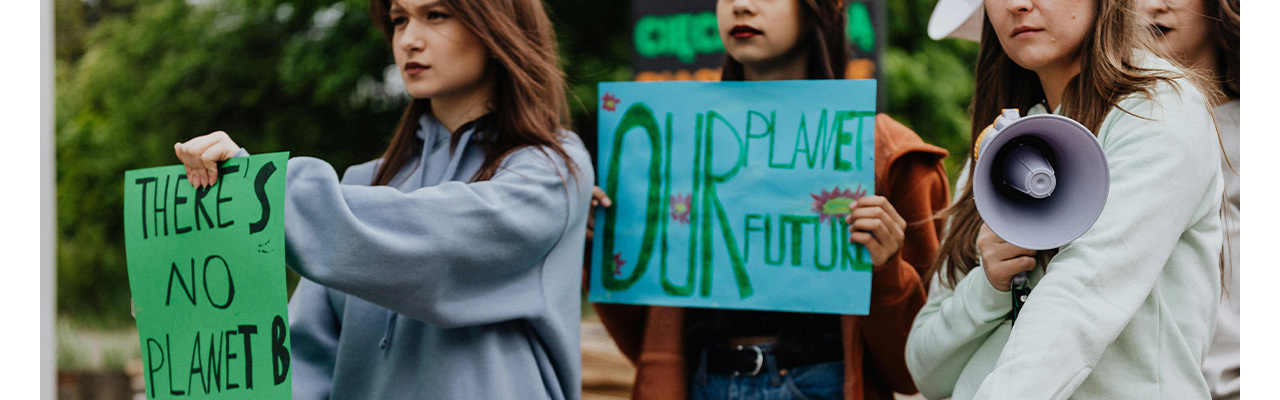 ragazze-manifestano-durante-giornata-modiale-terra