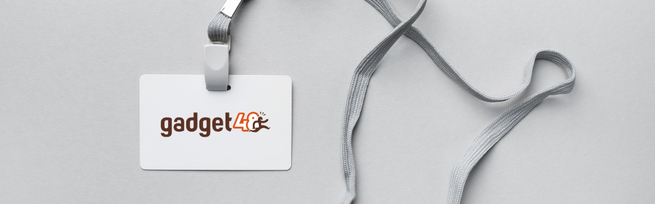 Cartellino con logo gadget48 e lanyard grigio