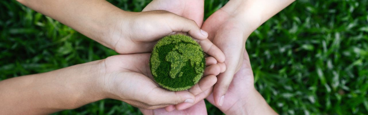 sei mani che sorreggono il nostro pianeta fatto di  vegetazione
