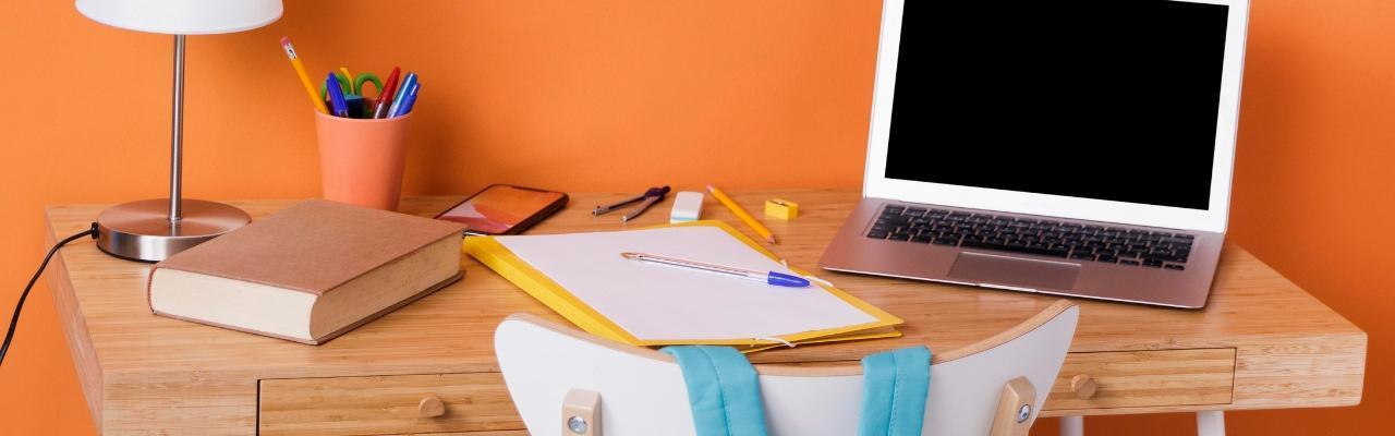 Scrivania colorata con accessori per ufficio