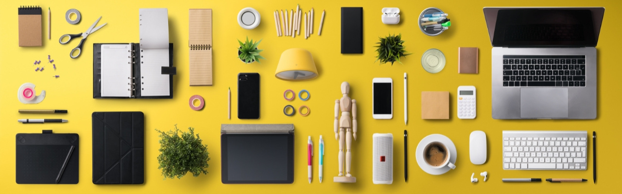 immagine con una miriade di gadget da scrivania e non solo su un piano d'appoggio giallo