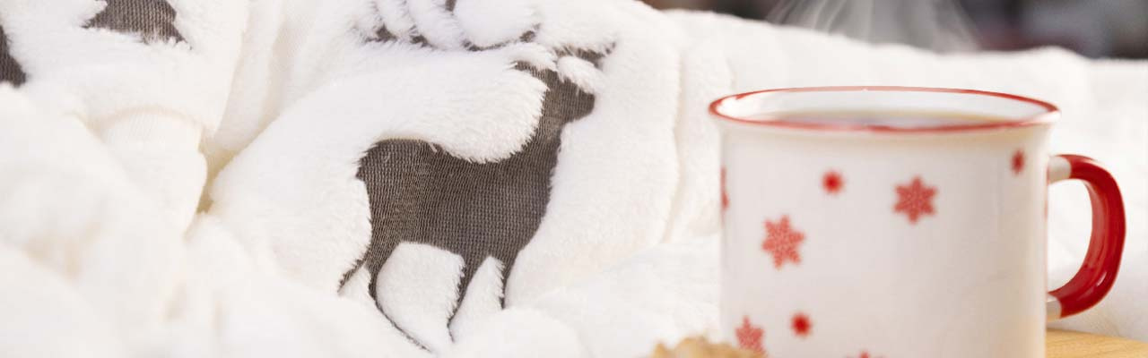 Immagine con coperte in pile e tazza natalizia personalizzata