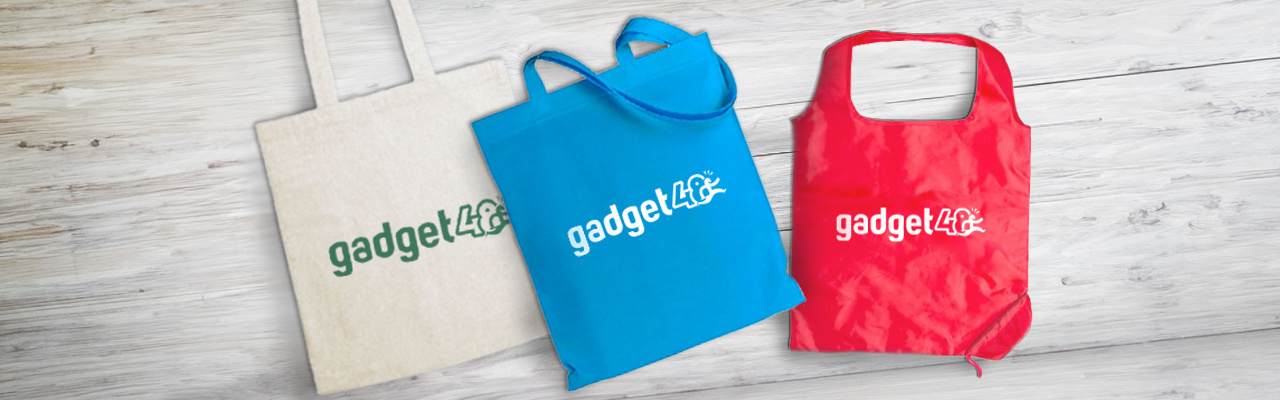 Tre shopping bag di colori e materiali diverso con il logo di gadget48 in sovrimpressione