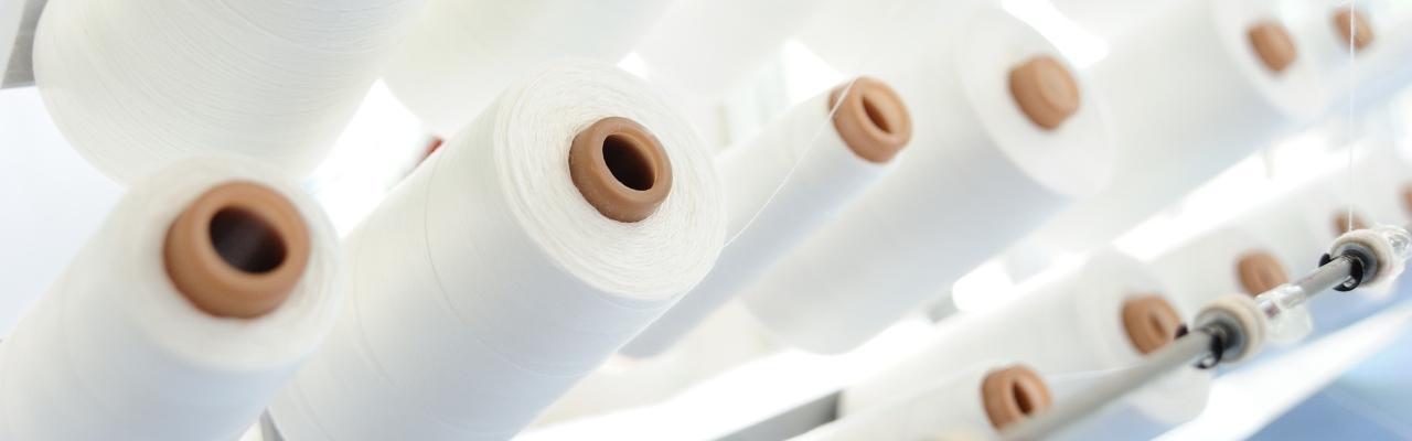 Rocchetti di cotone bianchi per la creazione di magliette e t-shirt