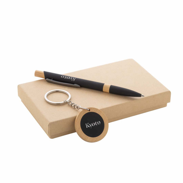 Set regalo con penna e portachiavi in acciaio riciclato e bambù