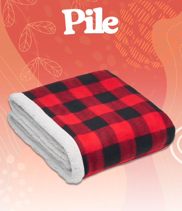 Coperta in pile a quadri rossi, ideale per regali aziendali natalizi.