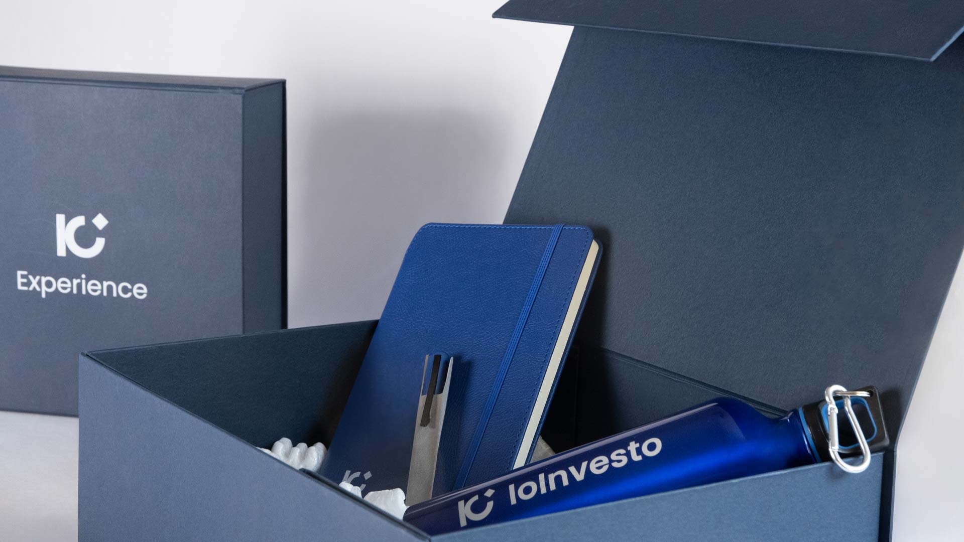 scatola blu, contenente block notes, penna, borraccia personalizzati con logo