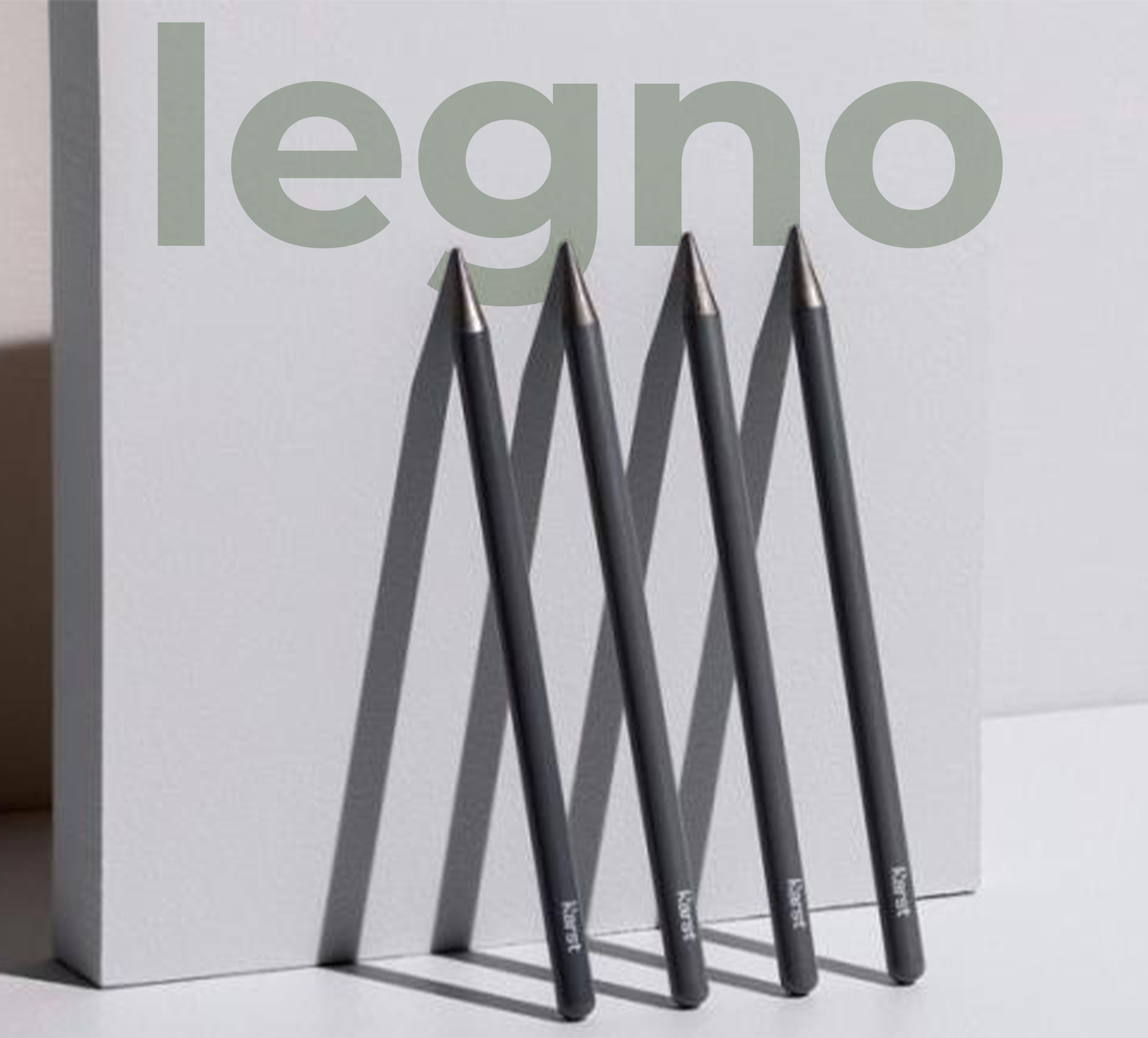 Matite con fusto e punta di colore antracite, in verticale appoggiate ad una parete