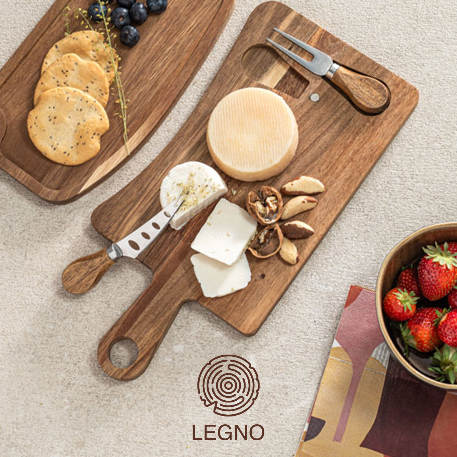 Tagliere in legno su tavolo con coltelli e cibo