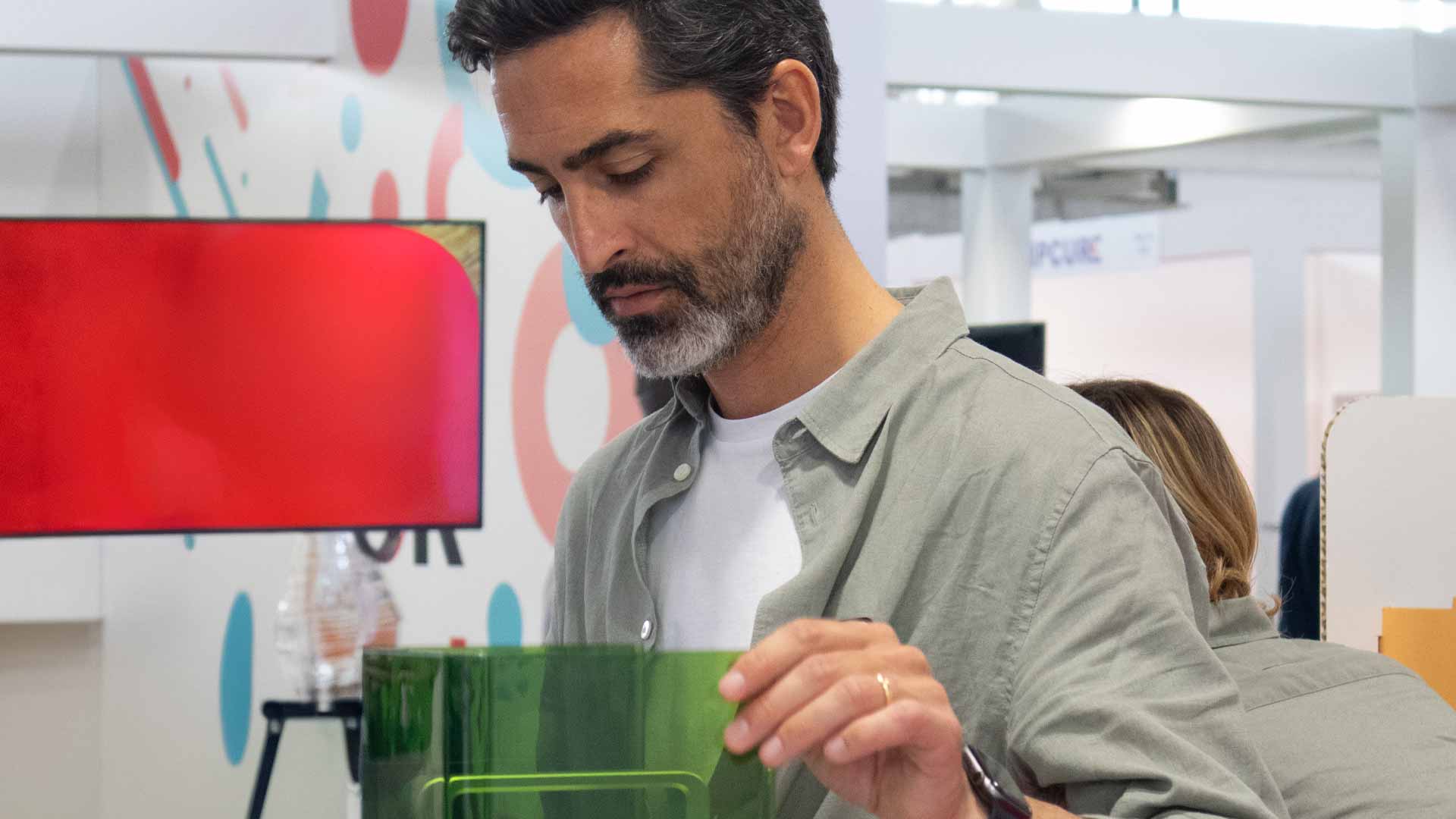 Primo piano di Matteo Maffini CEO di Gadget48. Background di una fiera di marketing. 