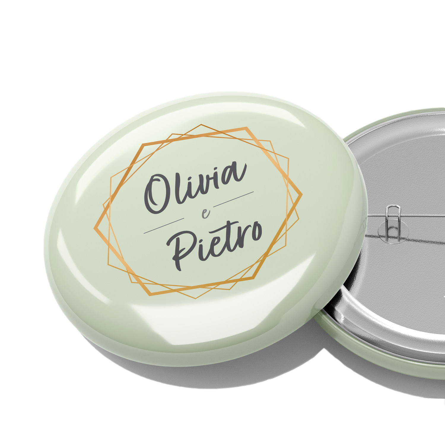 Spilla personalizzata color verde oliva con stampa dei nomi degli sposi