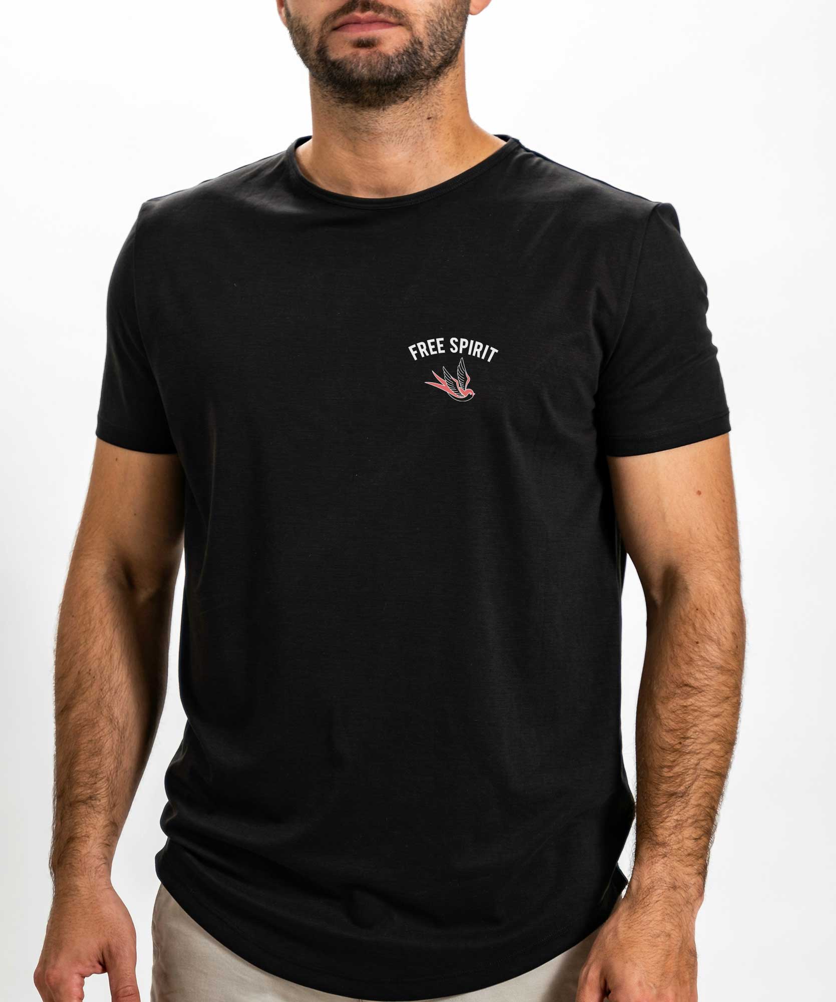 maglietta nera con logo bianco semplice e lineare, adatto per la stampa con serigrafia.
