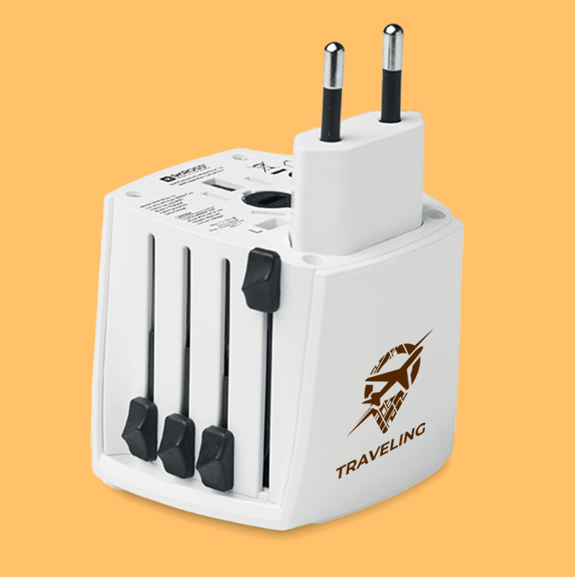 Adattatore da viaggio personalizzato ideale come gadget per una linea di merchandising per le agenzie di viaggio. 