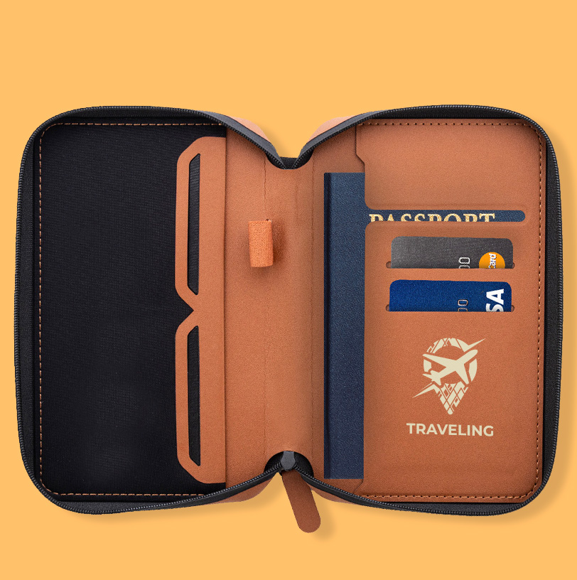 Porta documenti in pelle personalizzato ideale come gadget per una linea di merchandising per le agenzie di viaggio. 