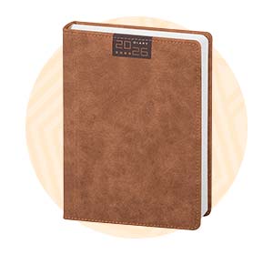 Agenda con copertina in ecopelle di colore marrone scuro. Background composto da un cerchio arancione. 