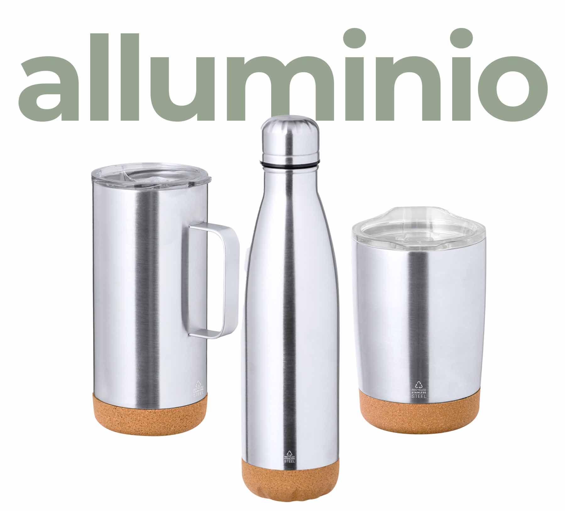 Borraccia di alluminio con fondo in sughero, a sinistra tazza termica con manico in alluminio con fondo in sughero, a destra tazza termica in alluminio con fondo in sughero. Sfondo bianco.