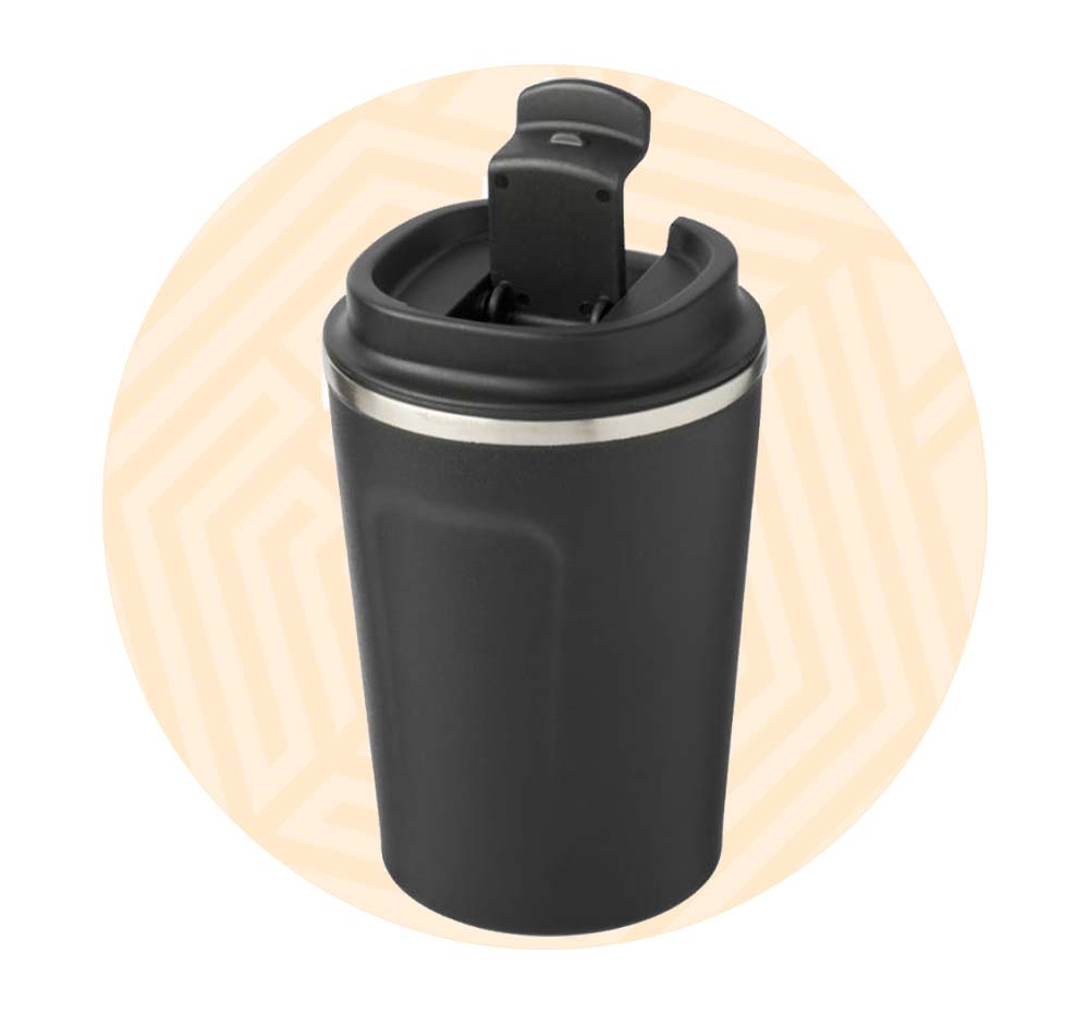 Tazza termica nera con beccuccio sporgente. Background composto da un cerchio arancione. 