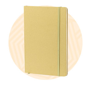 Block notes in carta riciclata color senape. Background composto da un cerchio arancione. 