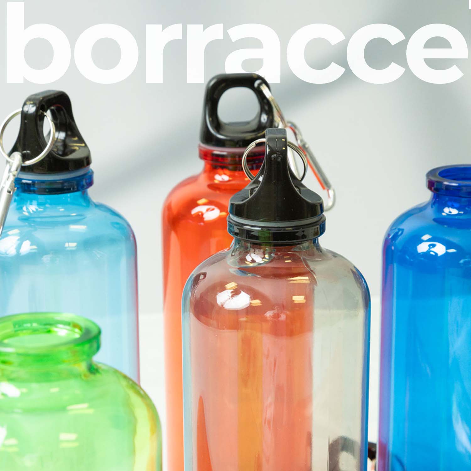 Fotografia di borracce di vari colori trasparenti. Grafica in testo in sovrapposizione in alto al centro. 