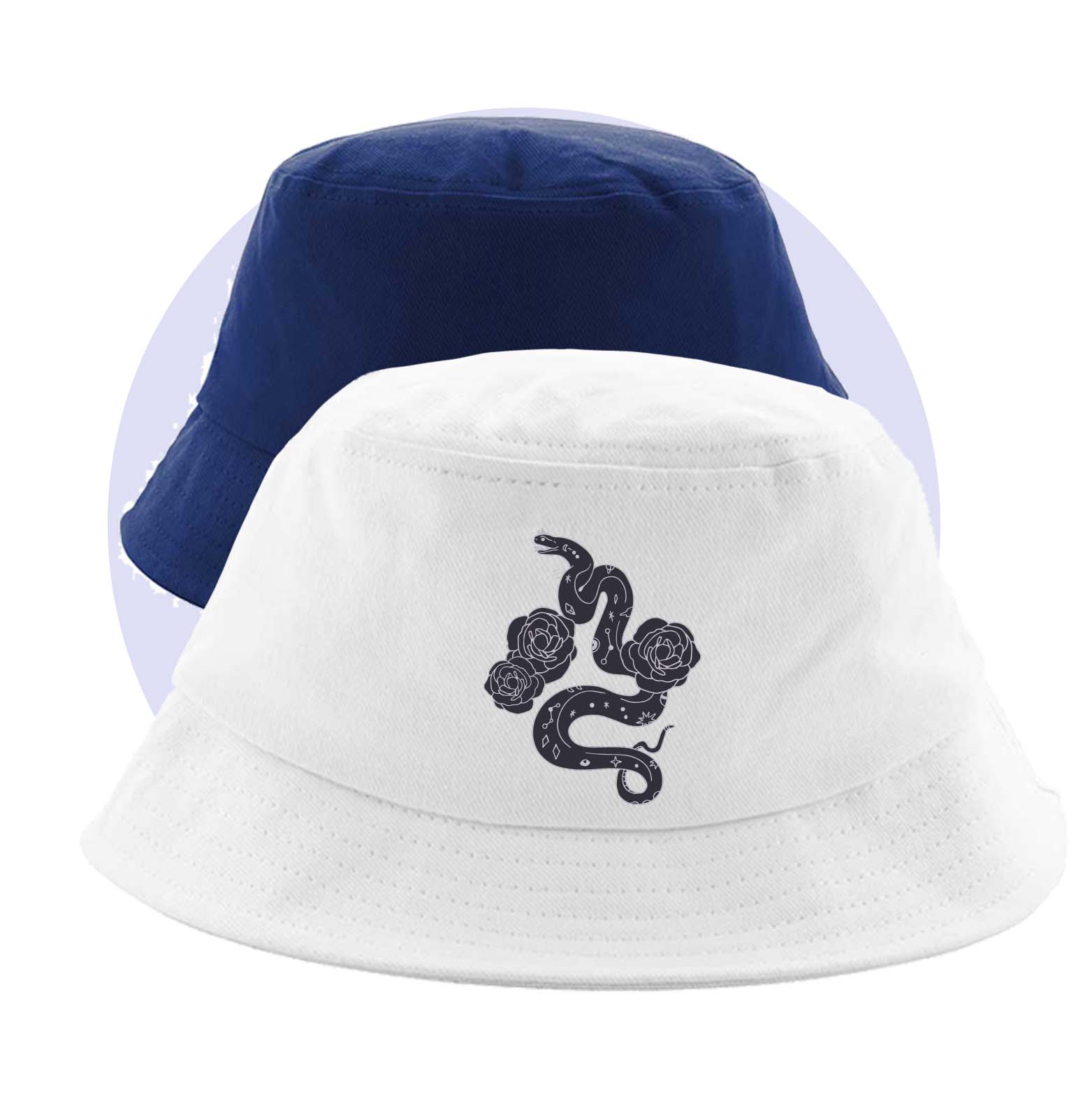 In primo piano cappello da pescatore bianco con stampa di un serpente nero al centro. Dietro il soggetto un cappello uguale ma di colore blu. Background bianco con cerchio azzurro al centro.
