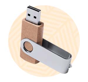Chiavetta usb con corpo in legno e alluminio. Background composto da un cerchio arancione. 
