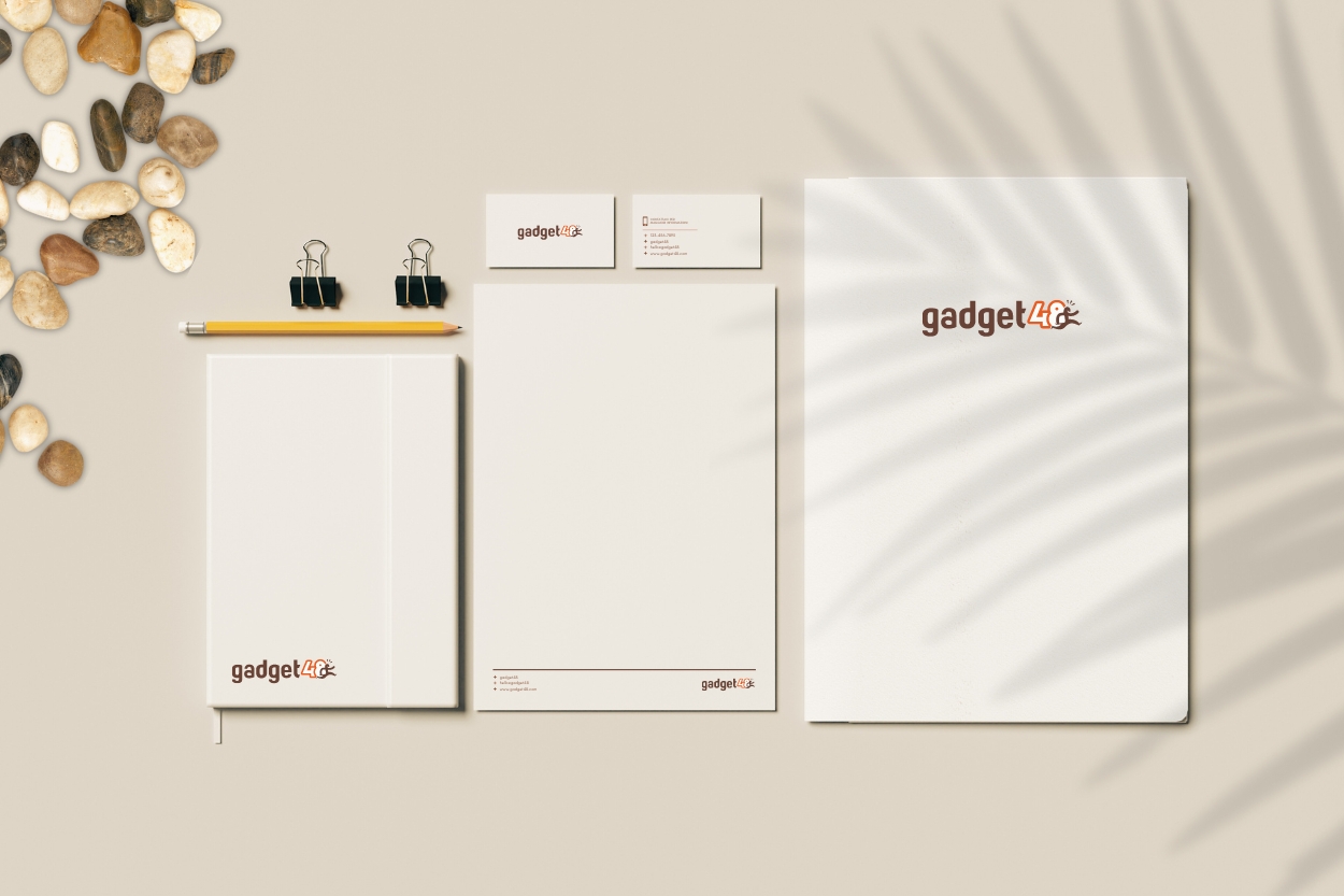 Un blocco note, un blocchetto con fogli A4 e un quaderno, tutti in carta pietra con logo Gadget48