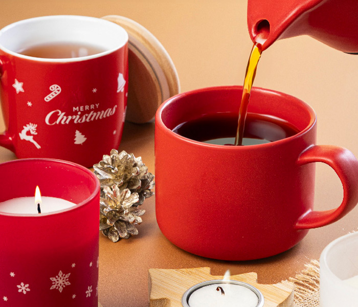 Collezione di gadget aziendali natalizi personalizzati con grafiche natalizie.