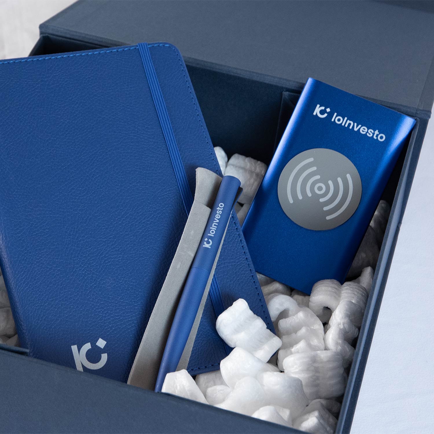 Welcome kit con penna, agenda e powerbank blu con logo
