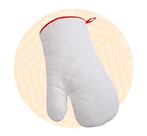 Guanto da cucina bianco con cucitura rossa. Background composto da un cerchio arancione. 