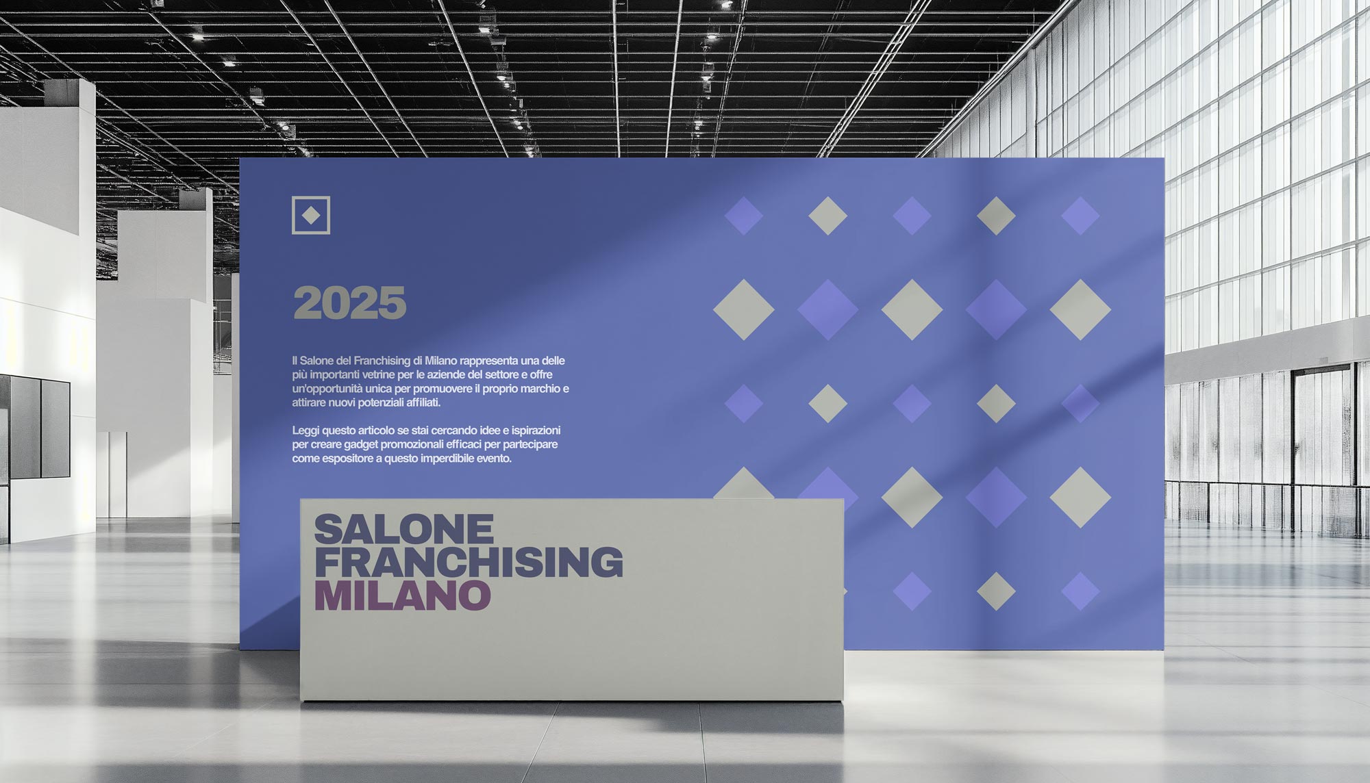 Grande ingresso di edificio per fiere moderno con cartellone con testo bold "Salone franchising Milano 2025"