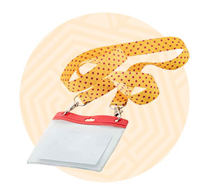 Lanyard giallo con pois arancioni e porta tessera in plastica trasparente. Background composto da un cerchio arancione. 