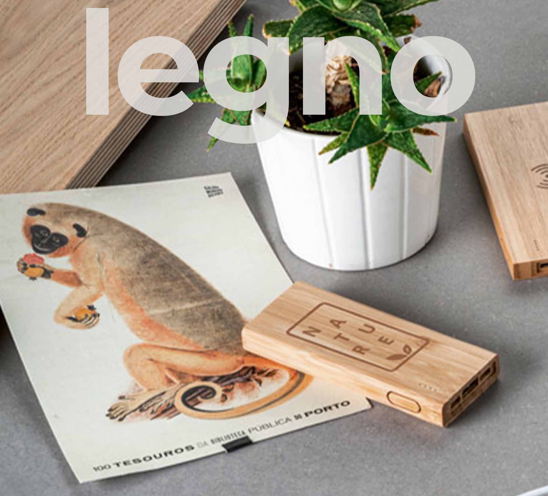 Tavolo con magazine e power bank in legno e incisione. 