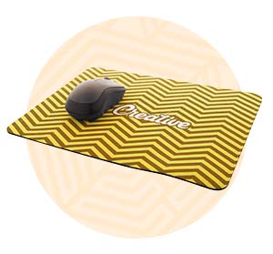 Mouse pad con pattern giallo e bordeaux e mouse nero. Background composto da un cerchio arancione. 