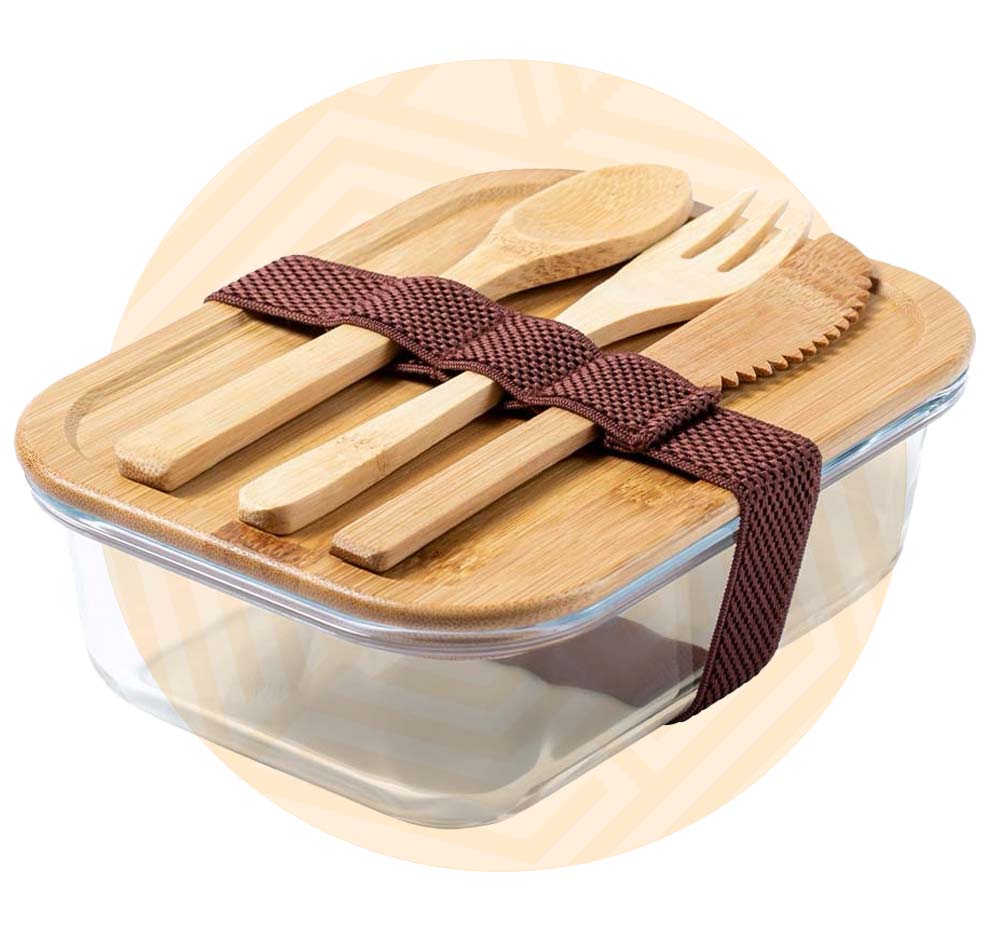 Porta pranzo trasparente con tappo in bamb&ugrave; e posate in legno. Background composto da un cerchio arancione. 