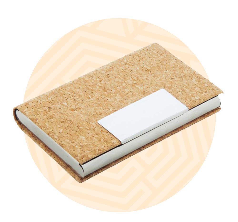 Porta tessere in sughero con inserto in acciaio. Background composto da un cerchio arancione.