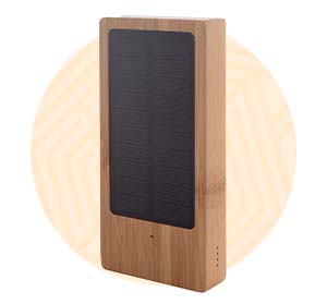 Power bank in legno con pannelli solari al centro. Background composto da un cerchio arancione. 