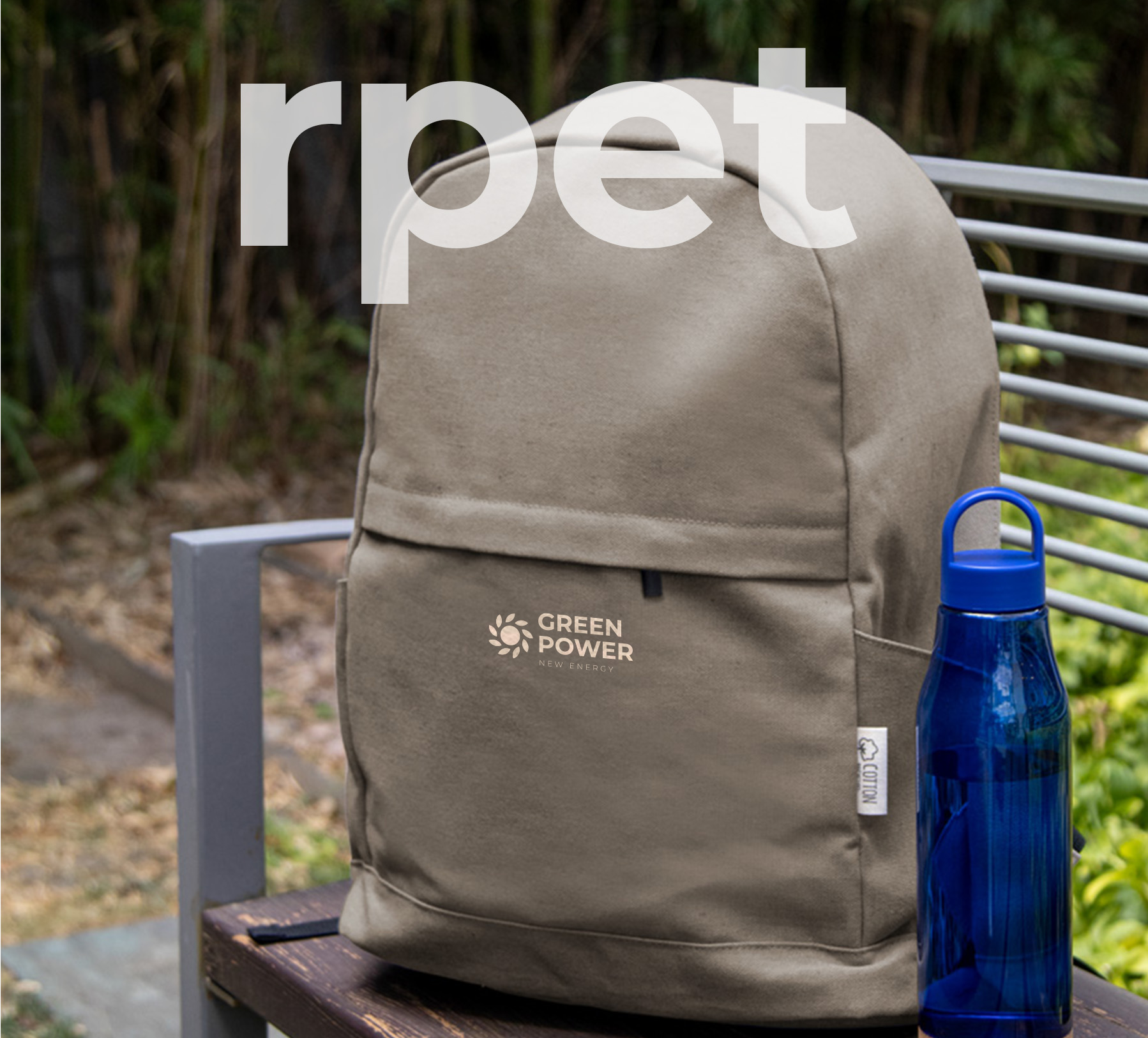 zaino beige e borraccia blu, appoggiati su panchina in un parco