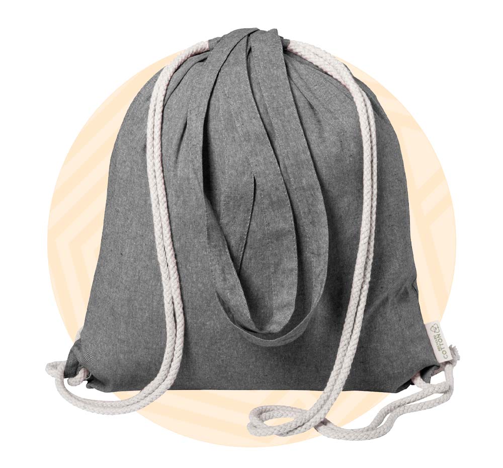 Sacca a strozzo in cotone nero con cordini bianchi. Background composto da un cerchio arancione.