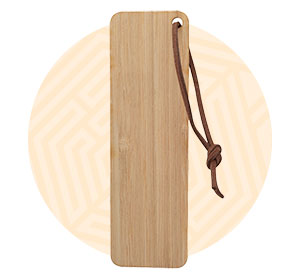 Segnalibro in legno con cordino in ecopelle. Background grafico con cerchio arancione.