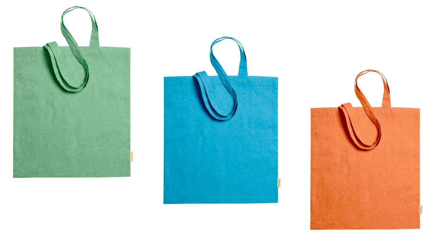 Tre shopper in cotone riciclato di colori verde blu e arancio disposte su sfondo bianco, ideali per l’inaugurazione di nuovi negozi.