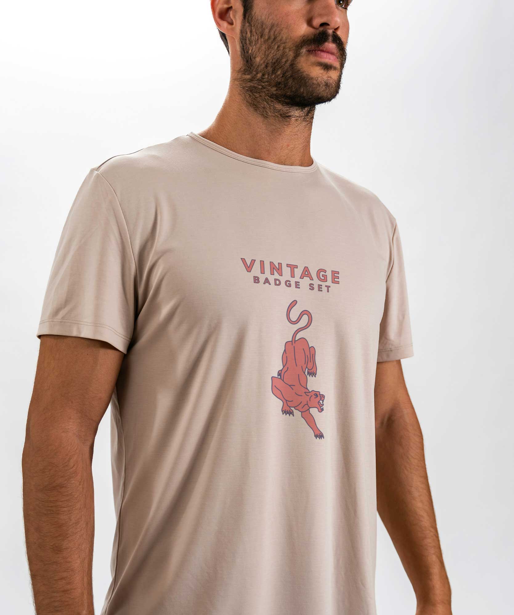 Maglietta di colore rosa pastello con disegno di grande formato sul fronte, stampato con la tecnica della stampa digitale diretta.