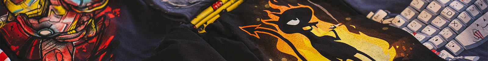 Dettagli della stampa a colori su t-shirt nere.