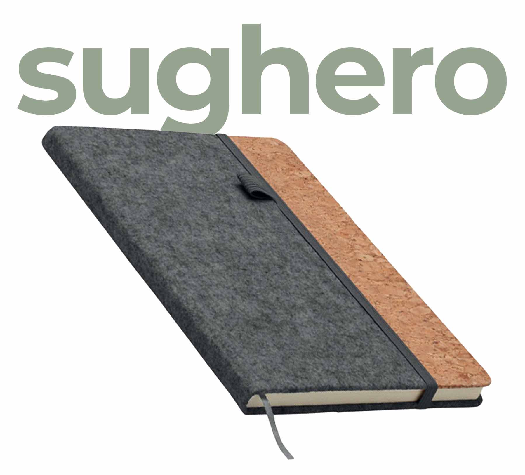 Block notes chiusto con copertina metà in feltro metà in sughero. Chiusura con elastico grigio scuro dotato di portapenna. 