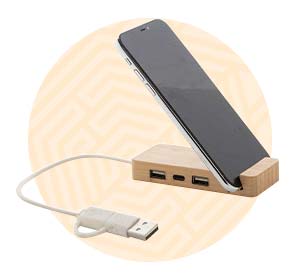 Supporto per telefono in bambù con cavetto di ricarica USB bianco e smartphone. Background composto da un cerchio arancione. 