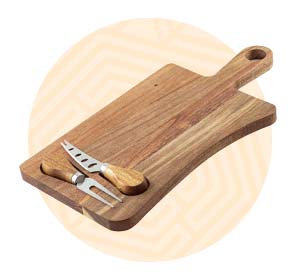 Tagliere in legno con sopra due coltelli per formaggi. Background composto da un cerchio arancione. 