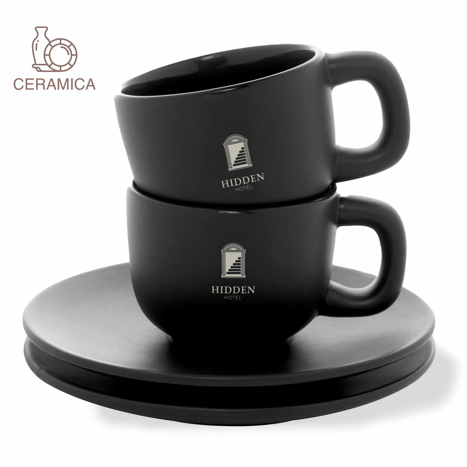 Due tazzine da caffè nere con logo bianco al centro impilate su due piattini da neri.