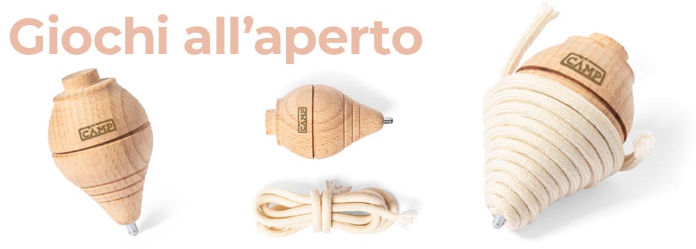 tre trottole in legno uguali con logo inciso. Sfondo bianco e grafica di testo in arancione in alto a sinistra.