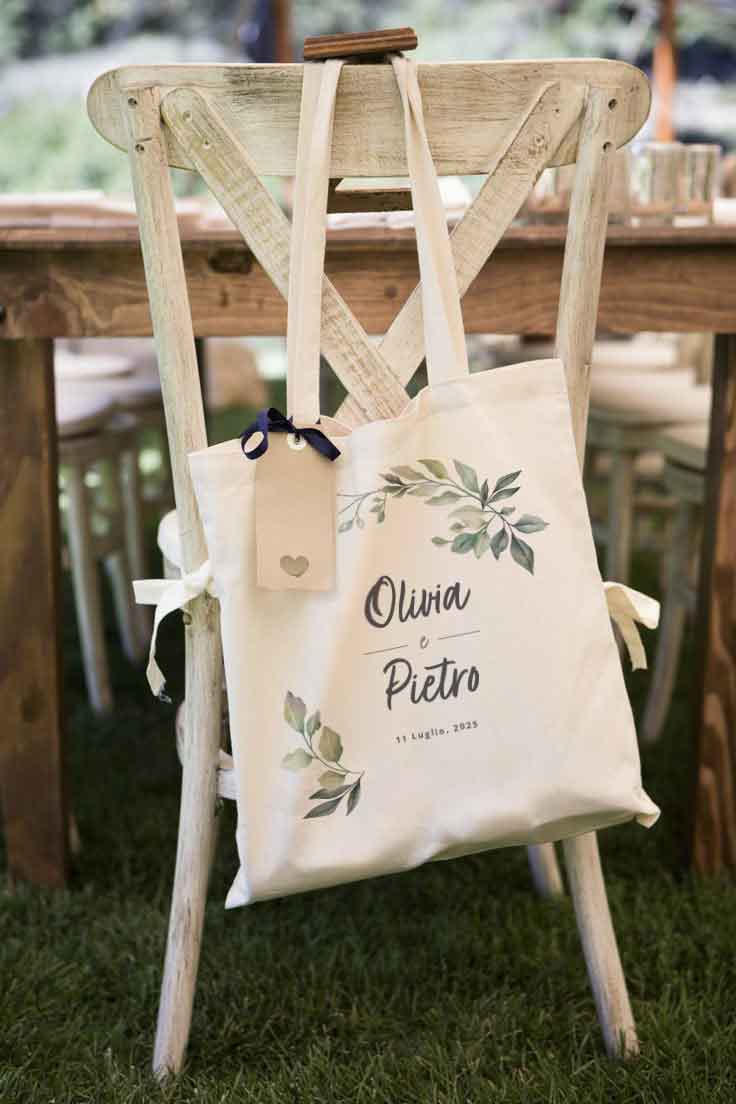 tote bag stampata appoggiata sullo schienale di una sedia a un matrimonio