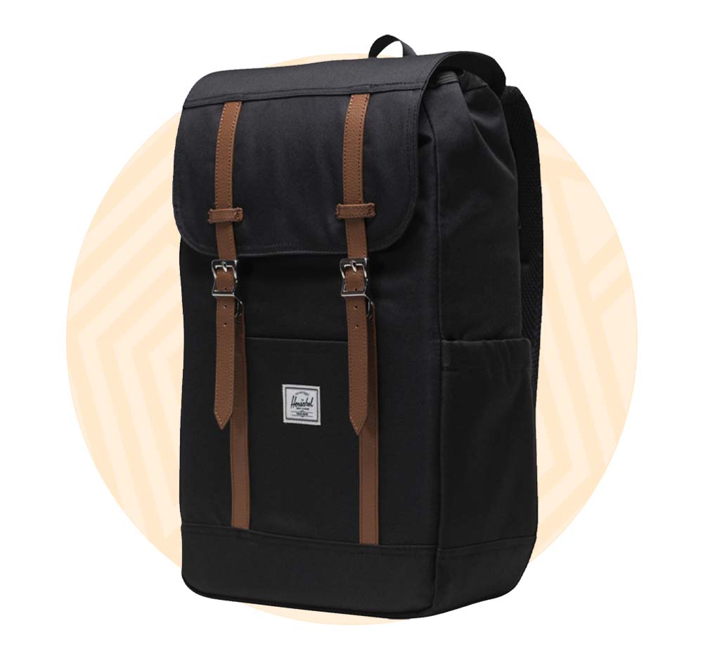 Zaino nero con fibbie per la chiusura in eco pelle marrone. Background composto da un cerchio arancione.